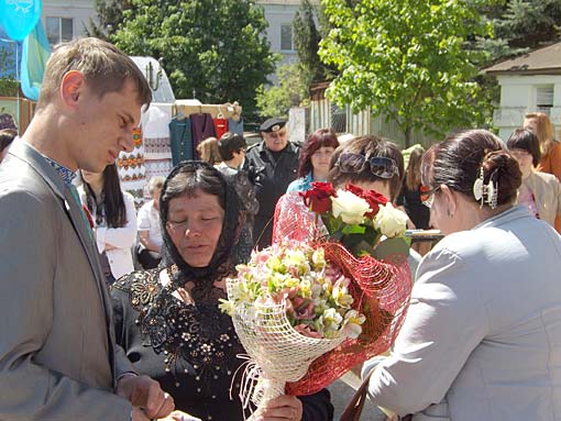 Квіти для мами загиблого Тараса Якимчука.