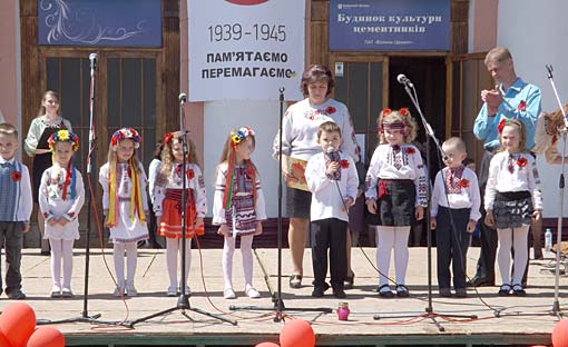 Зі святом вітають вихованці ДНЗ "Ладоньки".