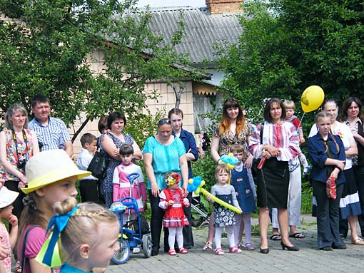 На свято грації біля РБК зібралось чимало людей.