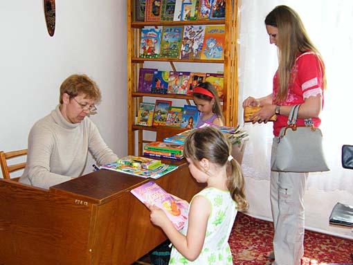 У районній бібліотеці для дітей та юнацтва в день свята теж відбулись різноманітні цікаві пізнавальні заходи для малечі, а когось і записали до книгозбірні.