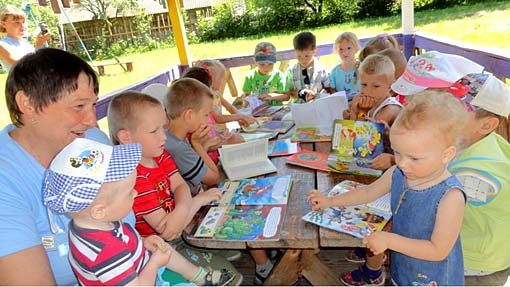 Під час акції “Літо з книгою” Новосілківської ПШБ.